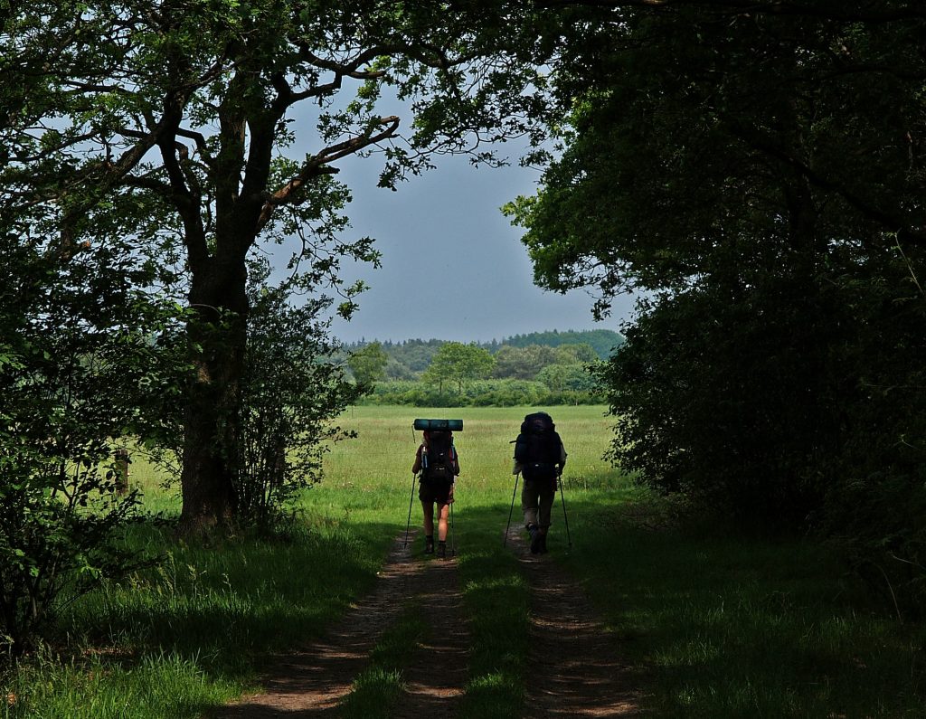 wandelaars op een knapzakroute wandelaars op een knapzakroute