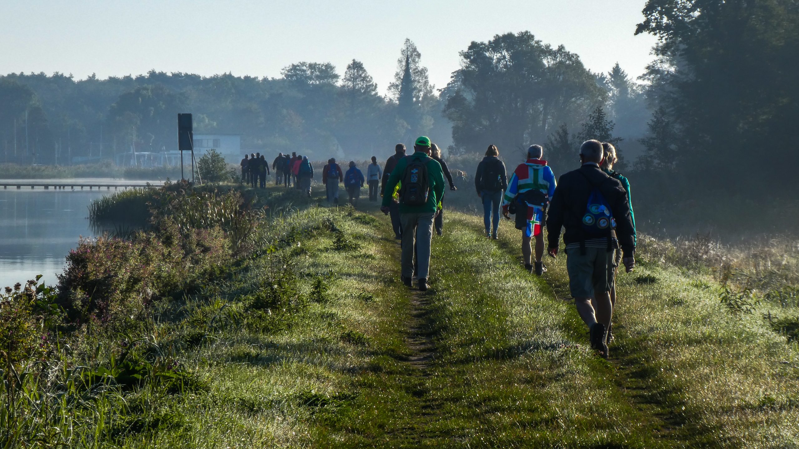 wandelaars tijdens de Hunzeloop wandelaars tijdens de Hunzeloop